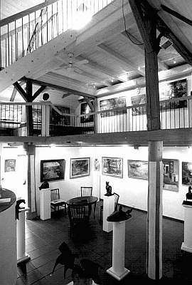 Auf der Treppe, Blick von der Treppe auf die Exponate der Er&ouml;ffnungsausstellung 1994, &copy;opyright 1994, Sylvio Wyszengrad