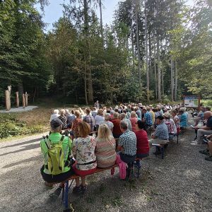 Einweihung der Pilgergruppe im Weisinger Forst